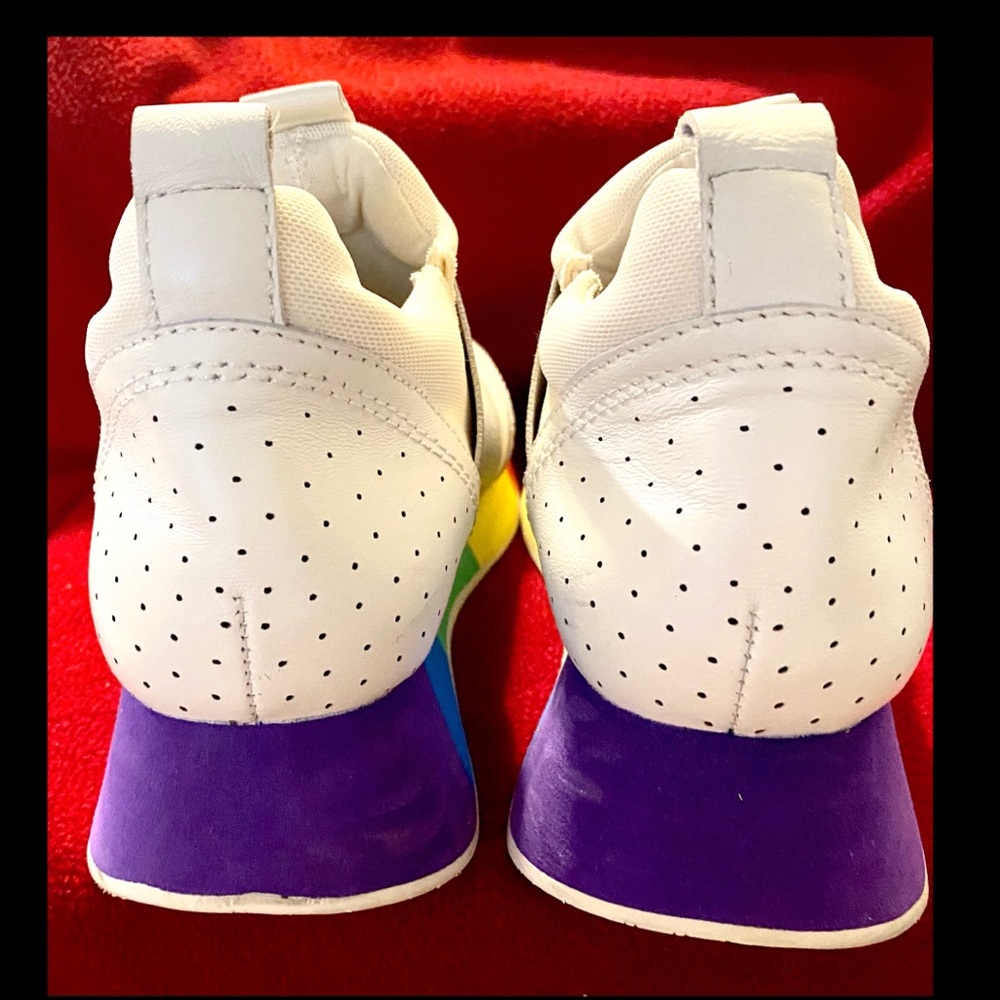 Sneaker - Picture 3 of 5